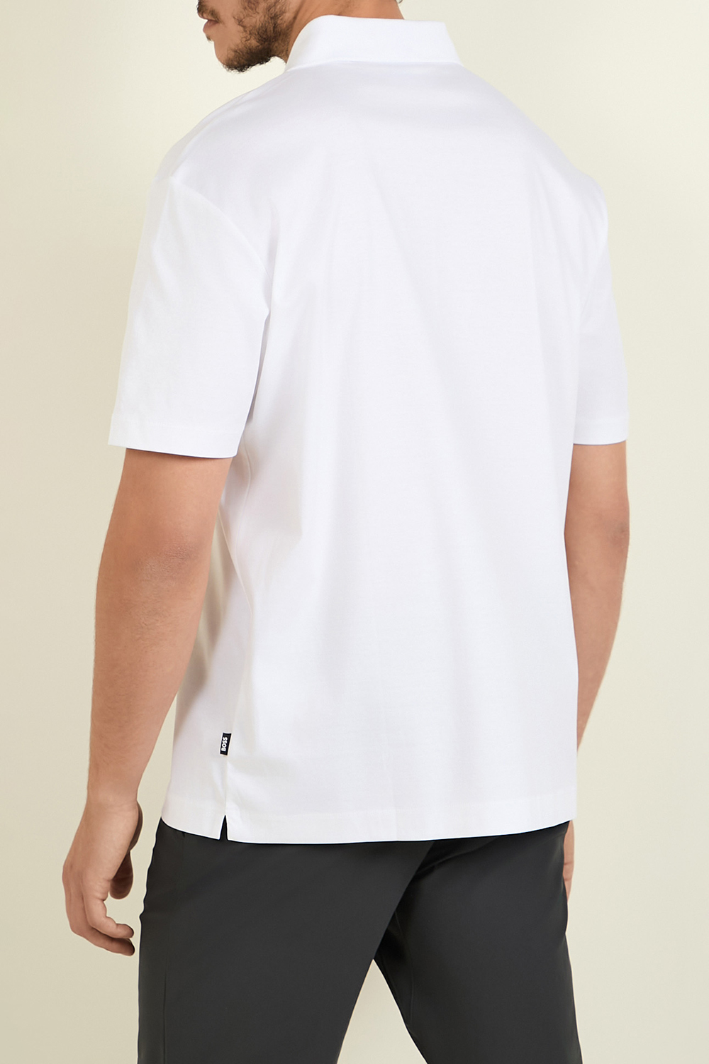 תמונת דוגמן אחורית של חולצת פולו קצרה