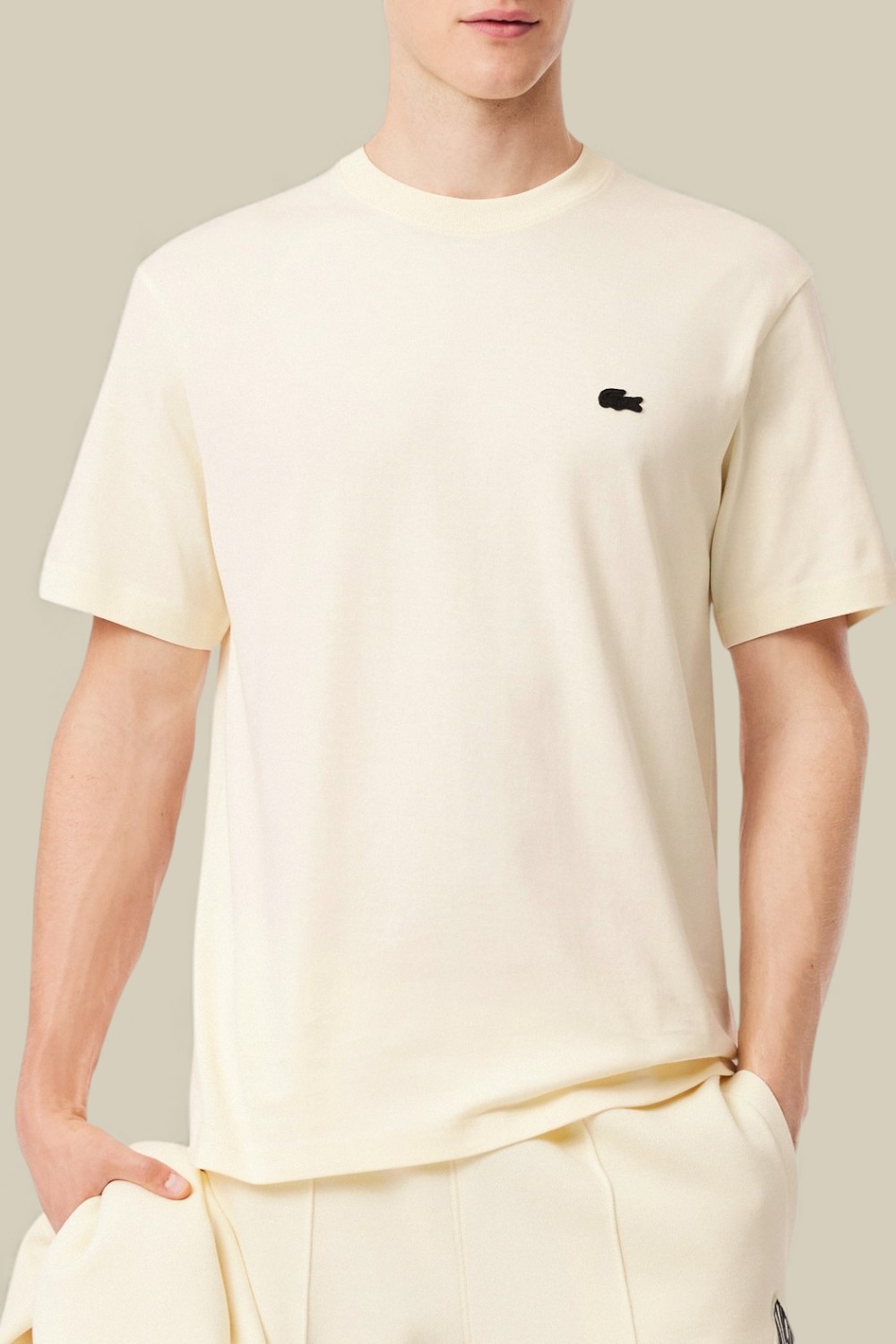 תמונת דוגמן קידמית של חולצת טי עם הדפס בגב PRE LINE