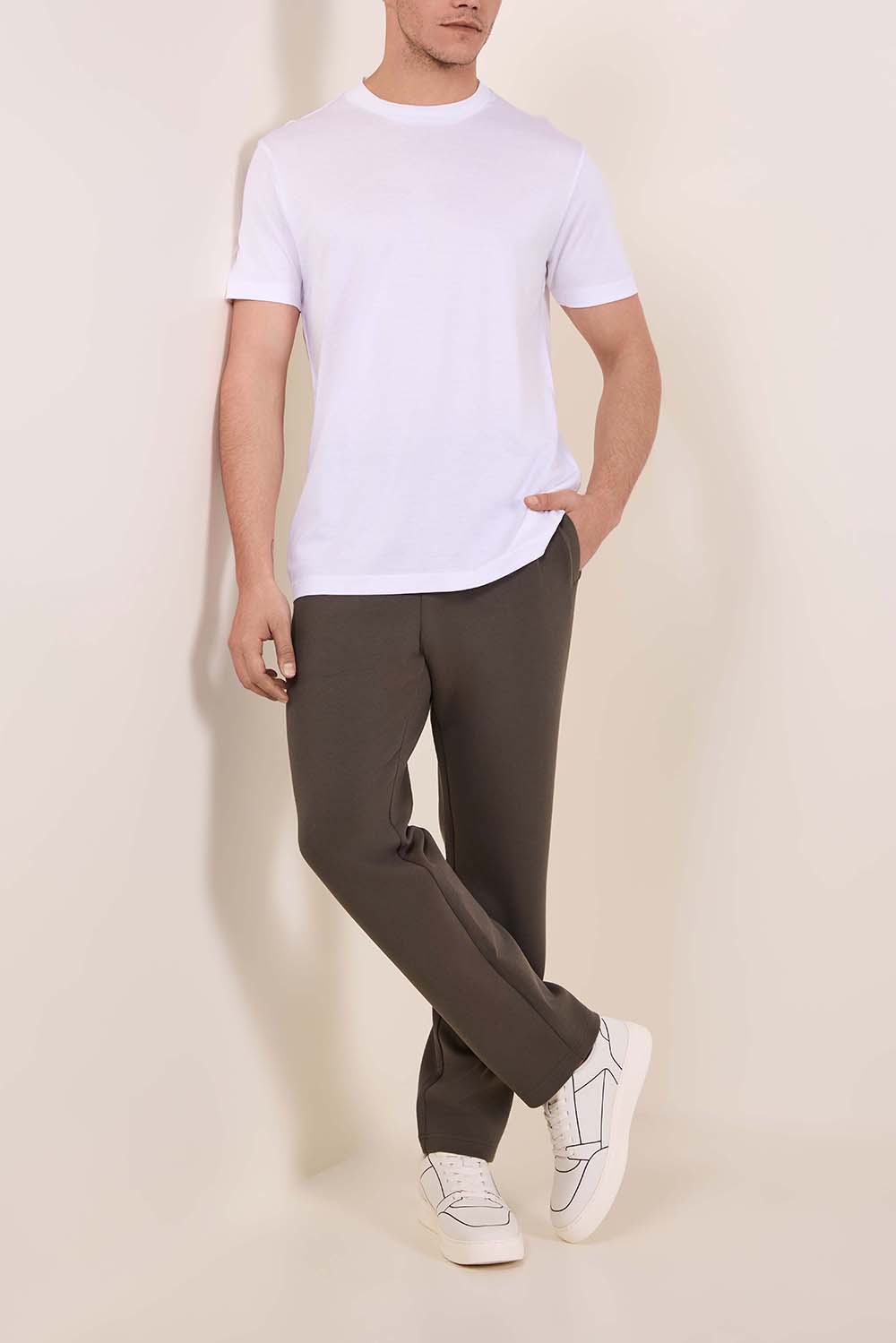 תמונת דוגמן קידמית של נעלי סניקרס