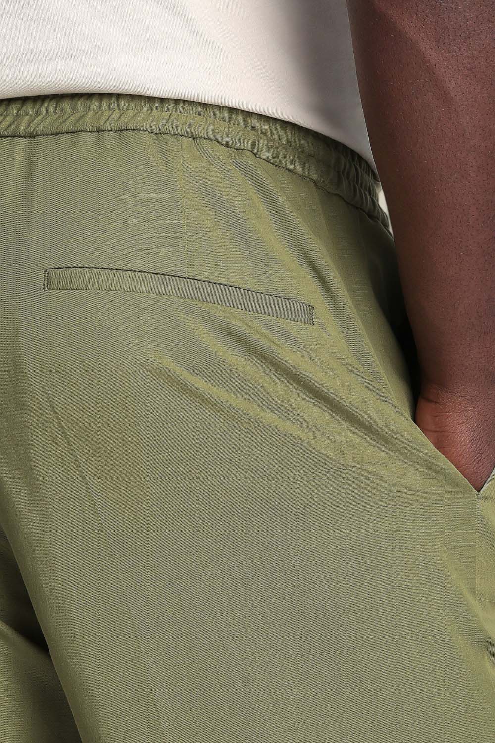 תמונת תקריב דוגמן של מכנסי צ'ינו