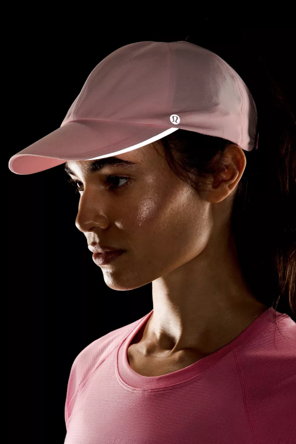 תמונת תקריב של Fast and Free Ponytail Running Hat