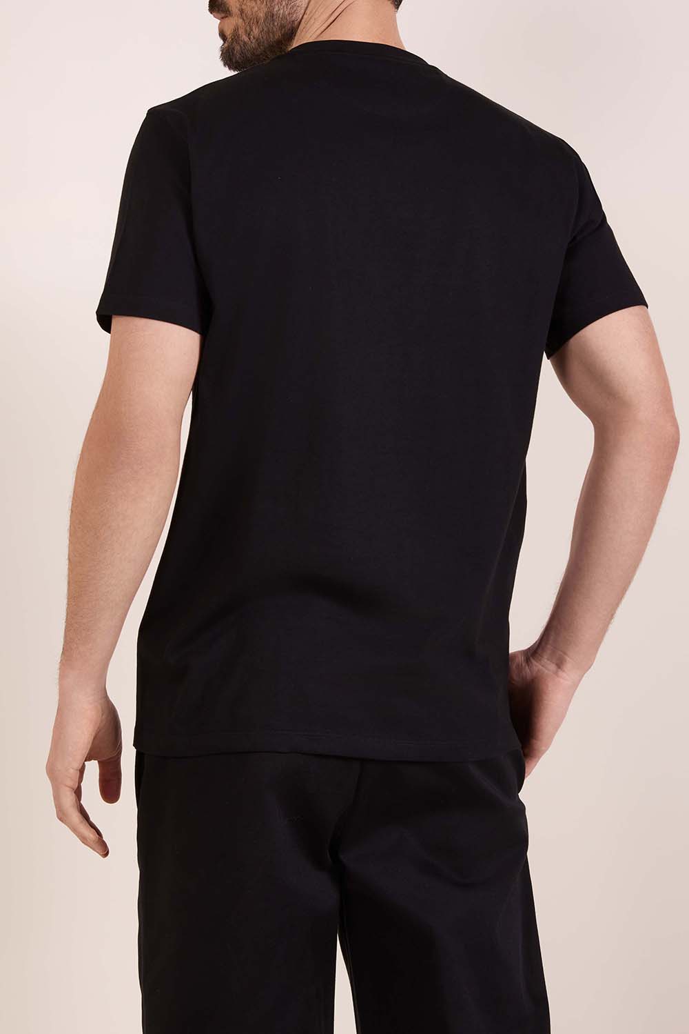 תמונת דוגמן אחורית של חולצת טי בגזרת סלים