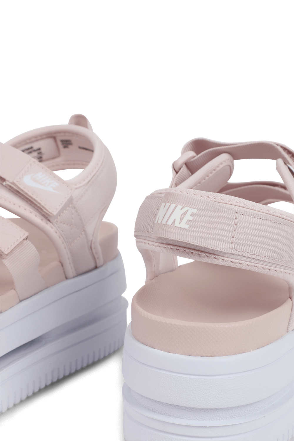 תמונת תקריב של סנדלי פלטפורמה ורודים