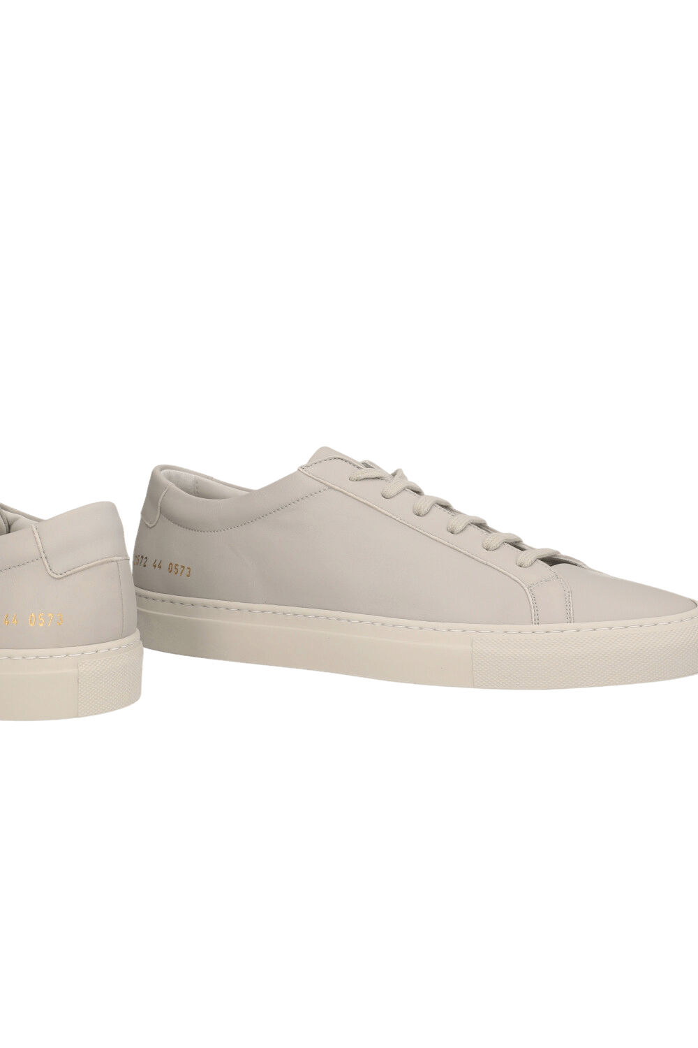 תמונת תקריב של נעלי סניקרס עור