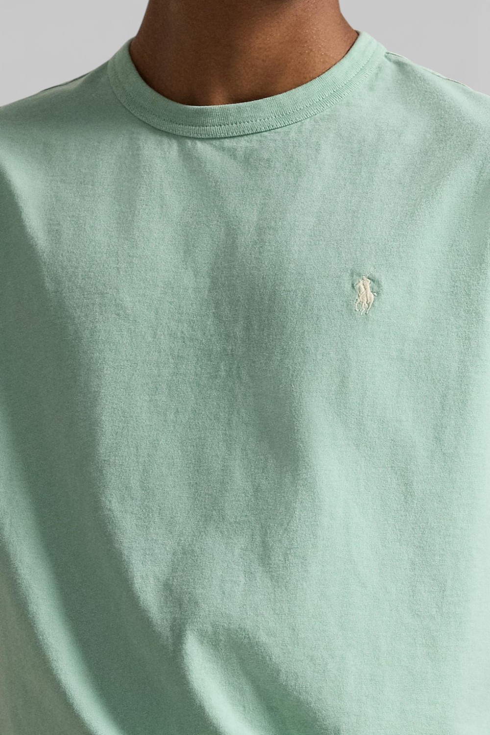 תמונת תקריב דוגמן של חולצת טי