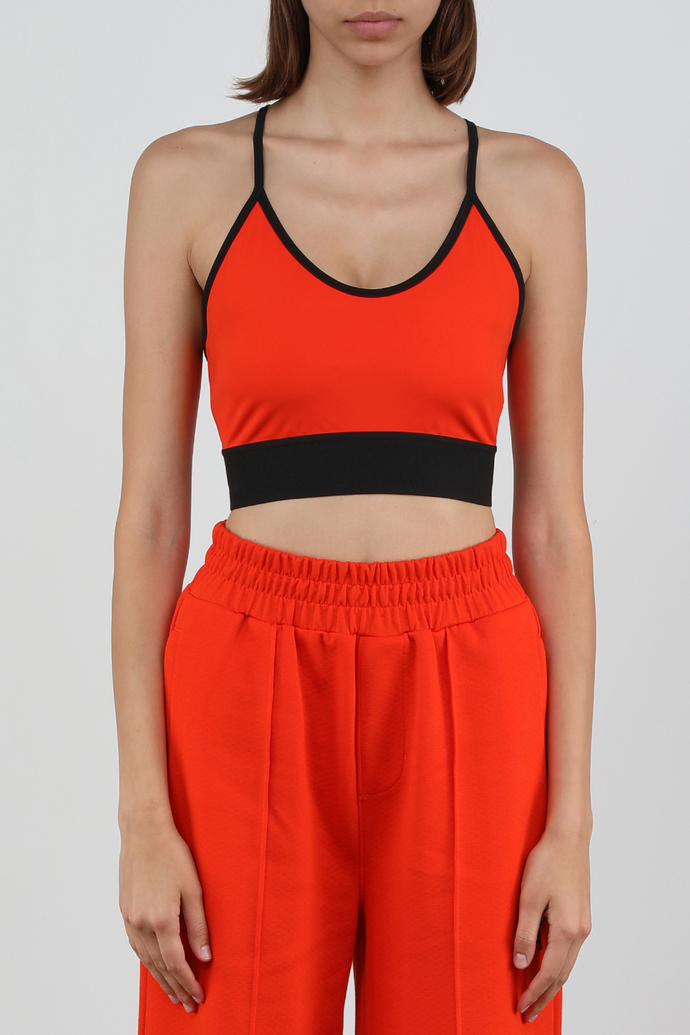 תמונת דוגמן קידמית של פומה X אמי הודי חזיית אימון בגווני שחור וכתום