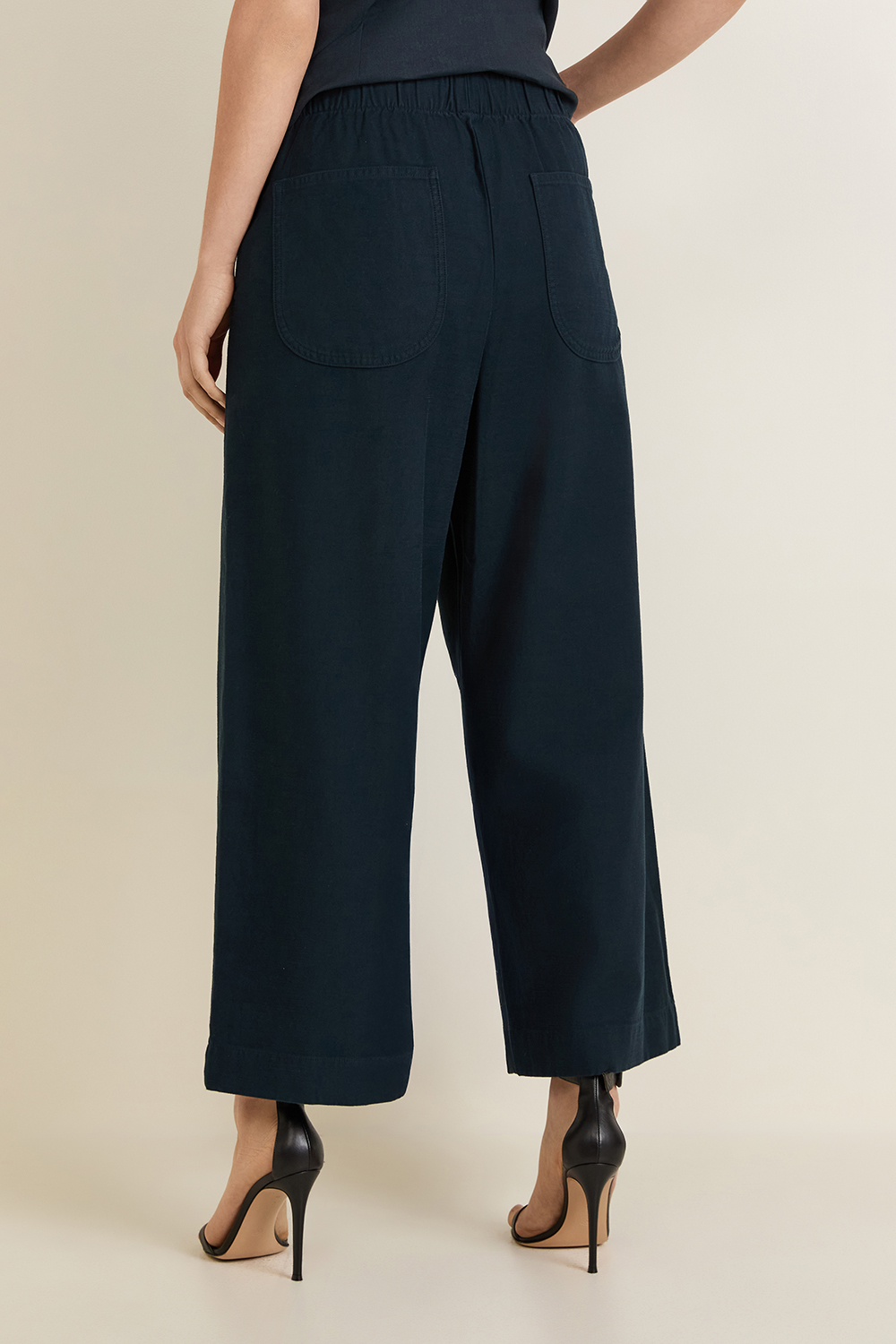 תמונת דוגמן אחורית של מכנסיים ארוכים