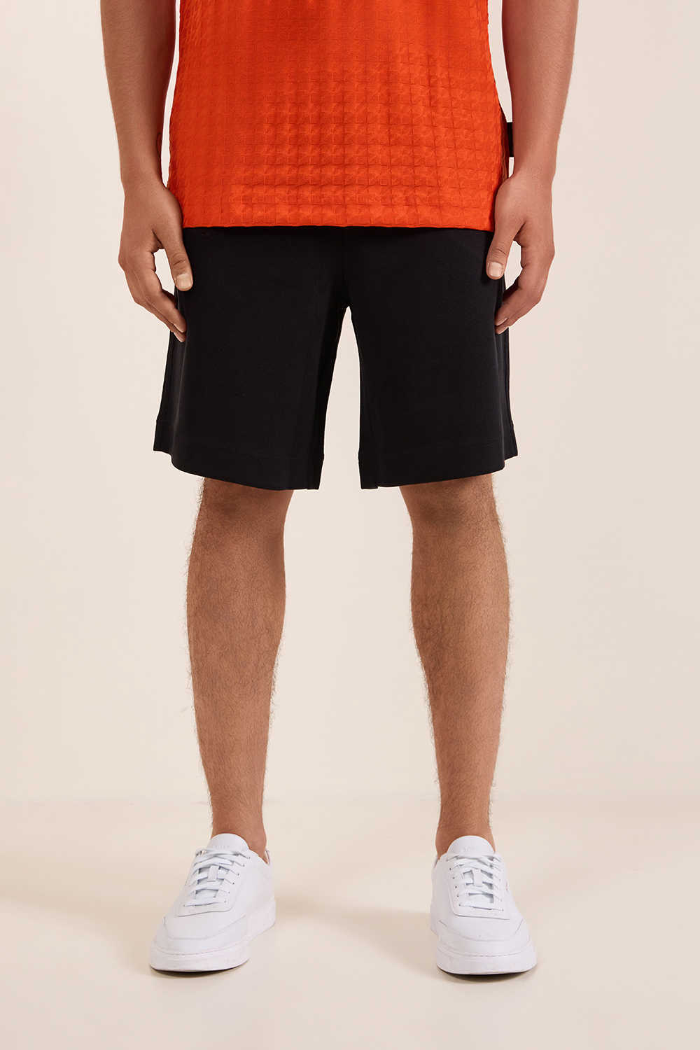 תמונת דוגמן קידמית של מכנסי ג'וג קצרים