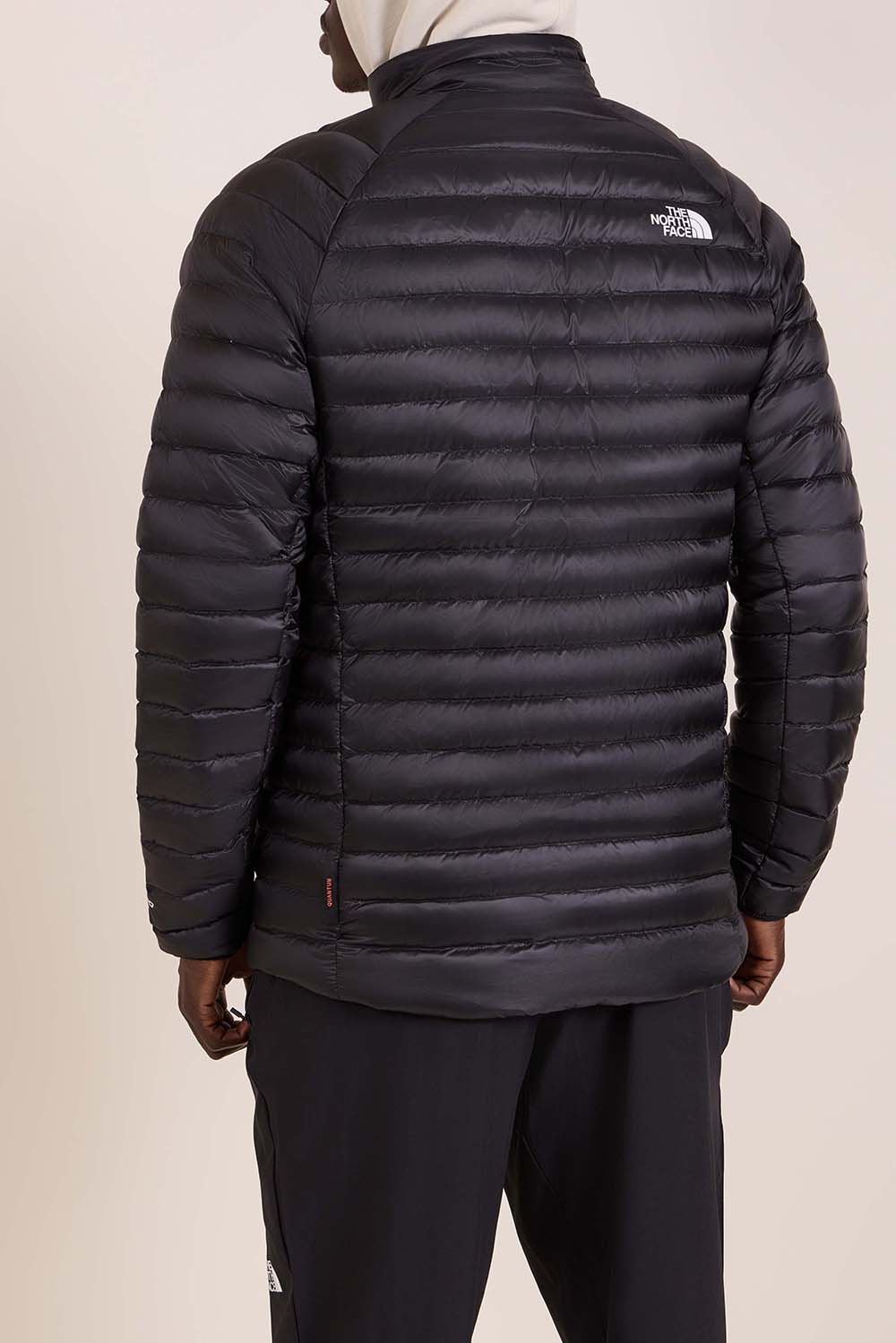 תמונת דוגמן אחורית של מעיל פוך קל