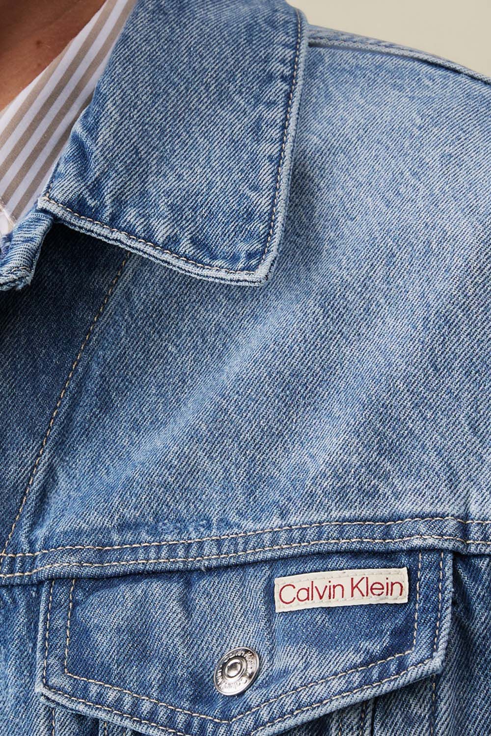 תמונת תקריב דוגמן של ז'קט ג'ינס 90