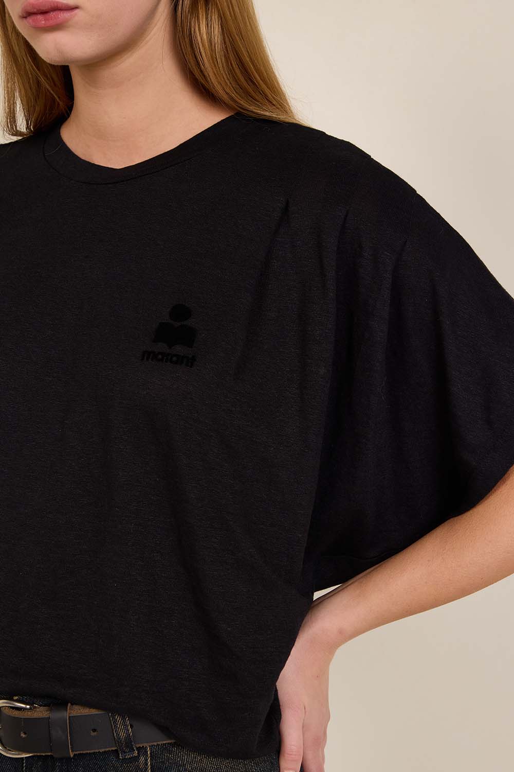 תמונת תקריב דוגמן של חולצת טי עטלף מפשתן