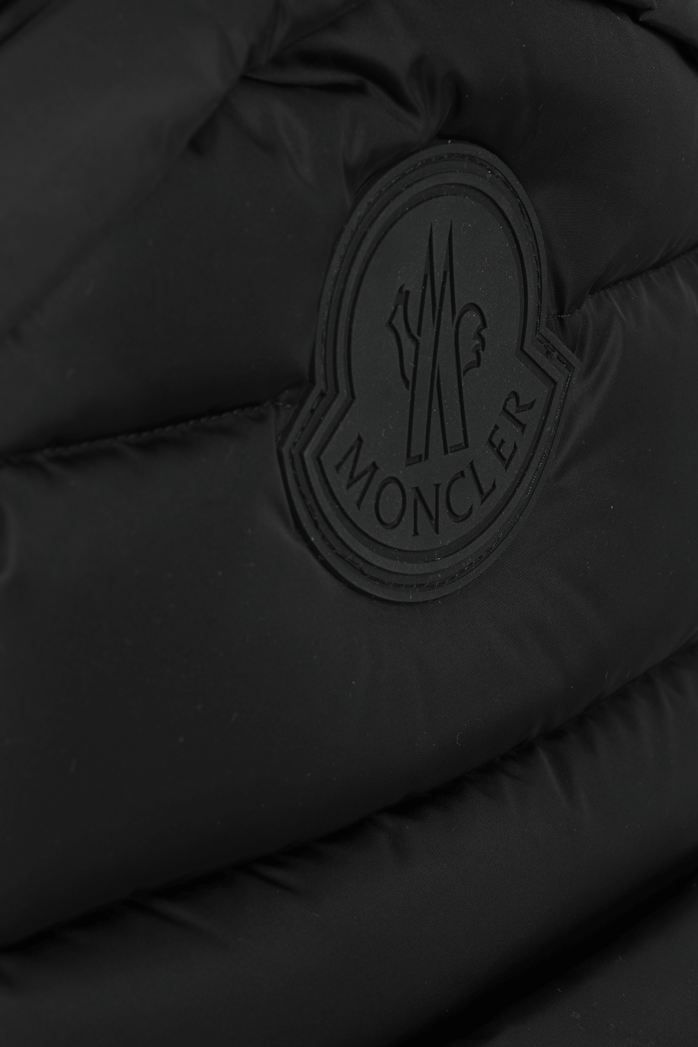 תמונת תקריב של תיק גב מרופד בגוון שחור