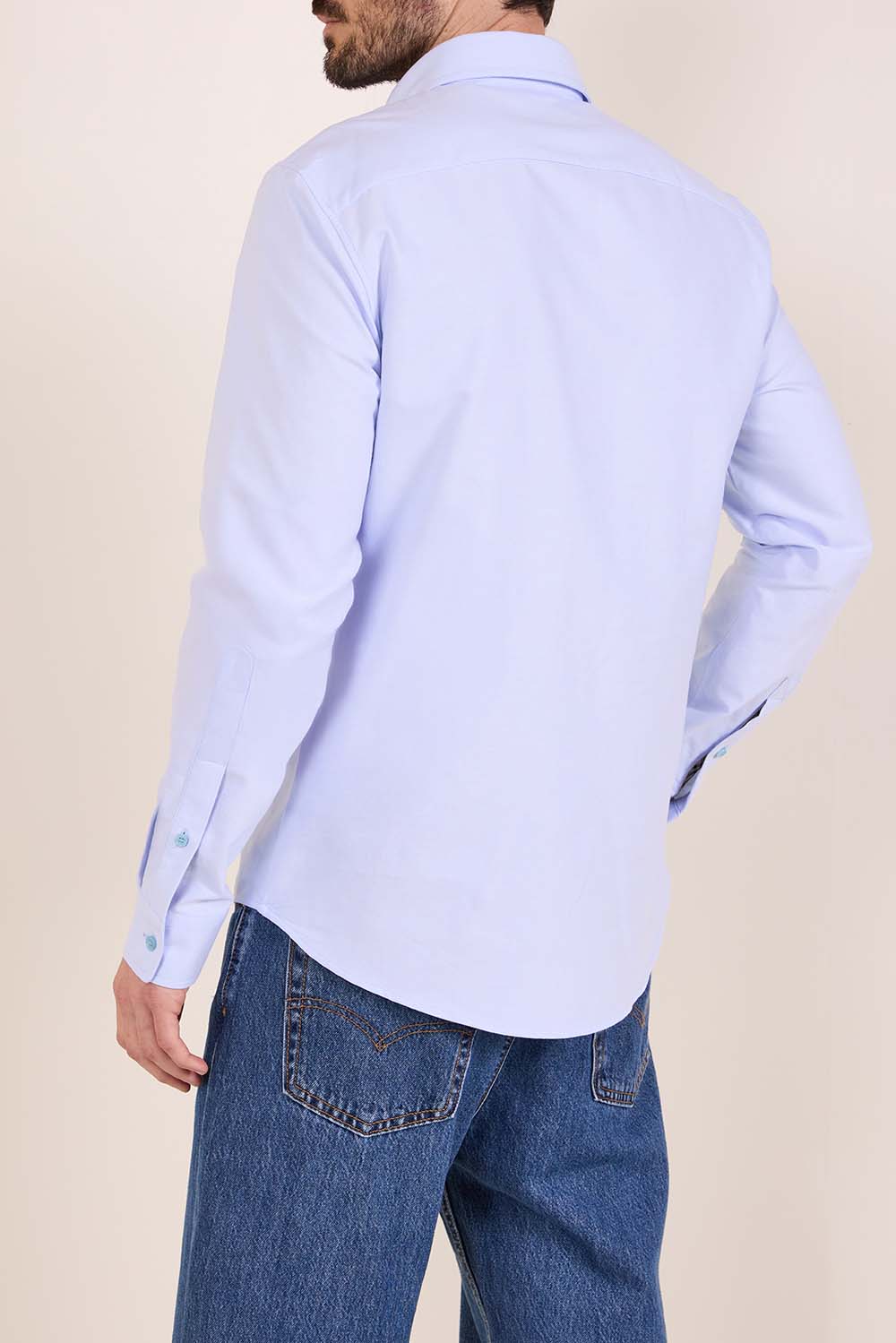 תמונת דוגמן אחורית של חולצה מכופתרת