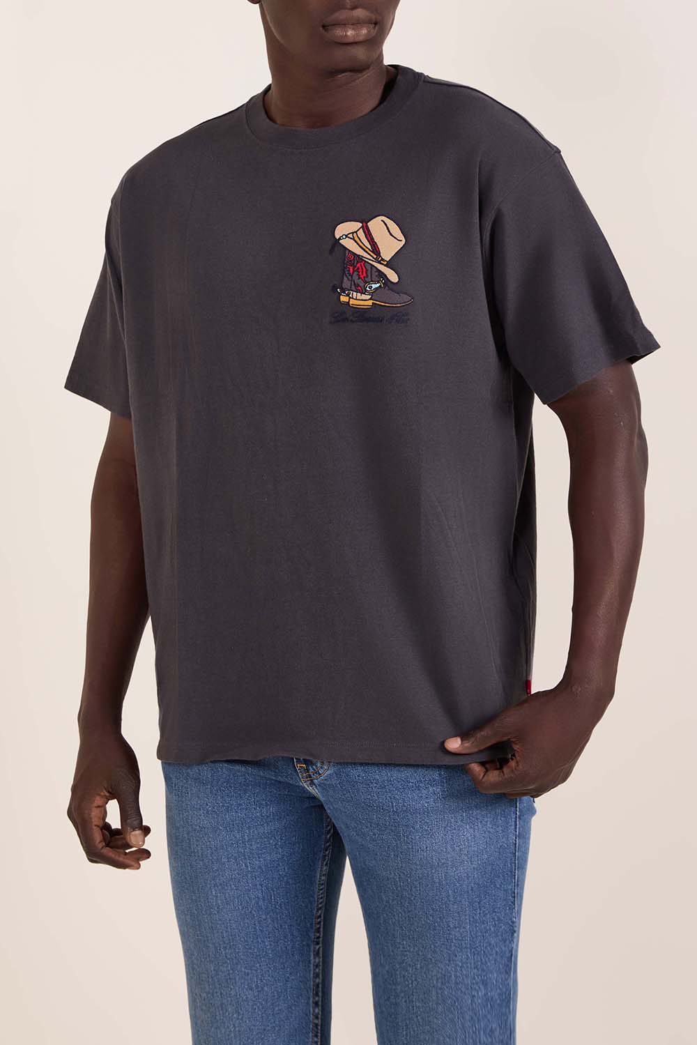 תמונת דוגמן קידמית של חולצת טי וינטג'