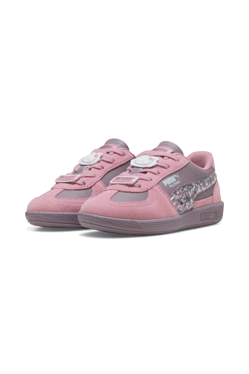 תמונת תקריב של נעלי סניקרס פלרמו הלו קיטי X פומה