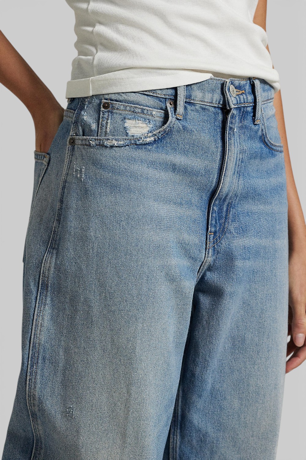 תמונת תקריב דוגמן של מכנסי ג'ינס 7/8 בגזרה ישרה