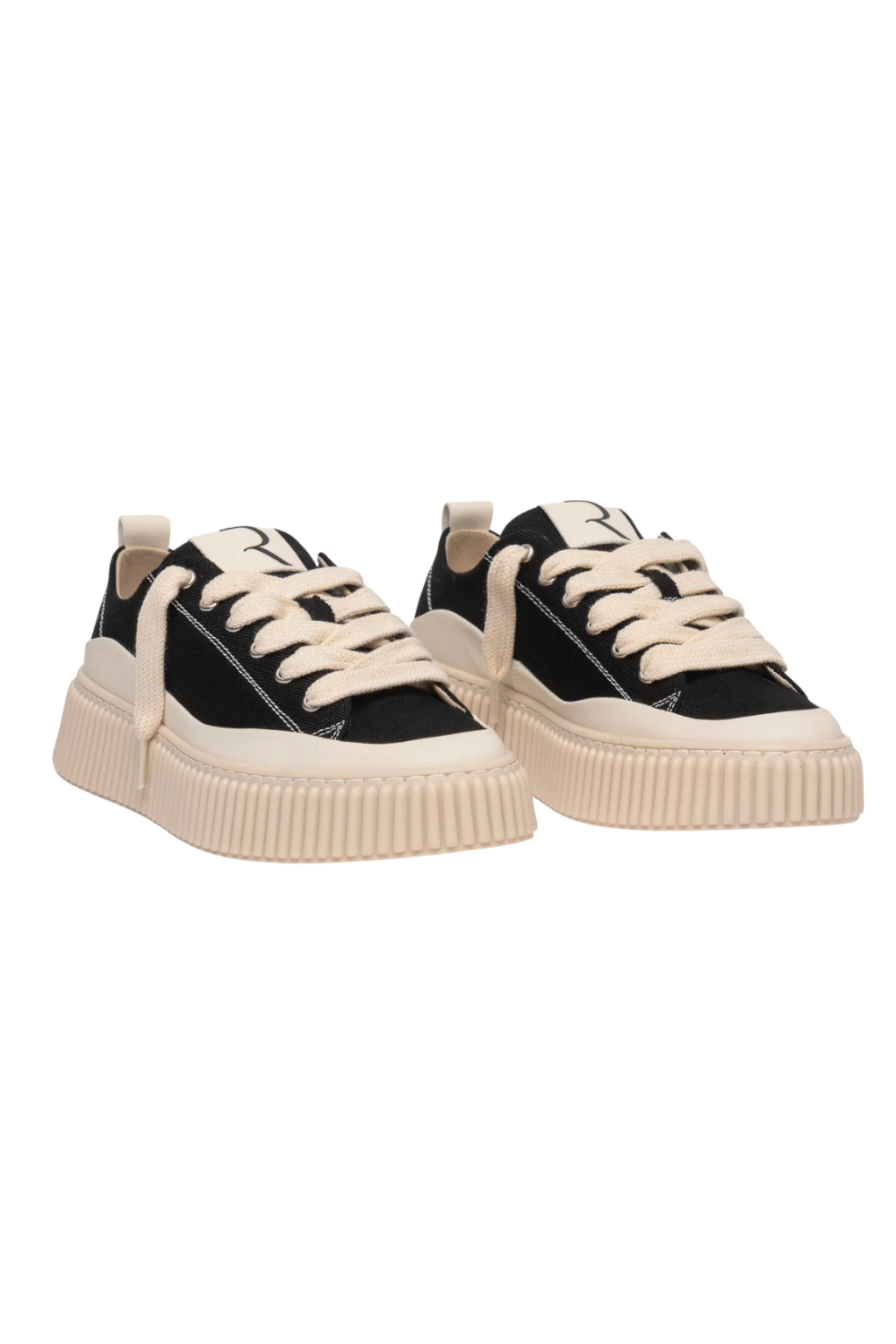 תמונת תקריב של נעלי סניקרס 2020