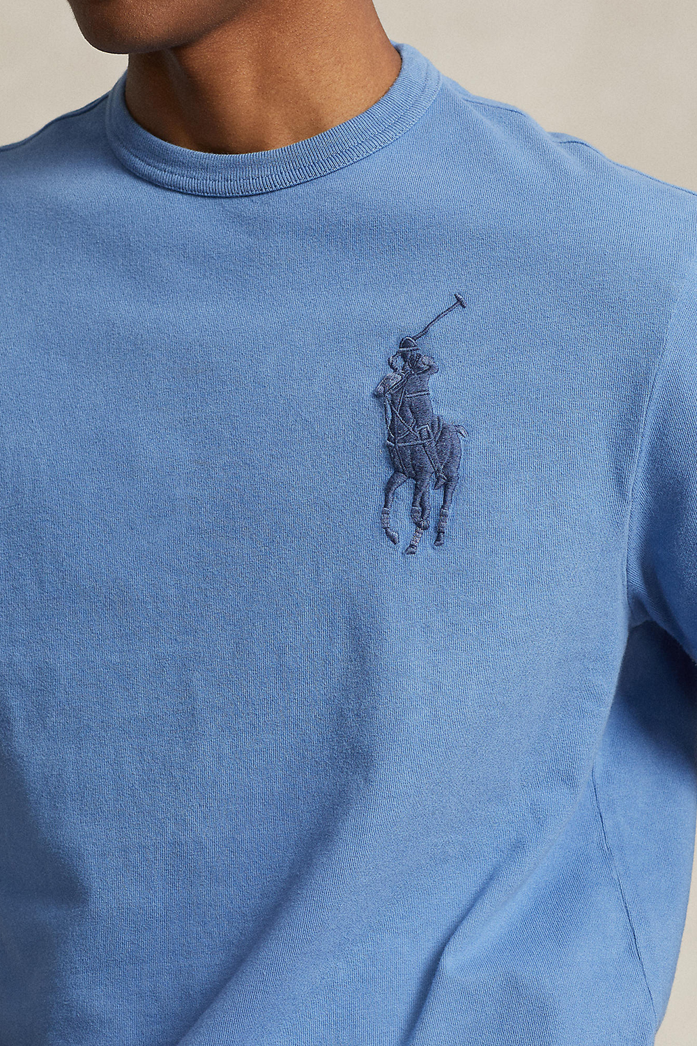 תמונת תקריב דוגמן של חולצת טי