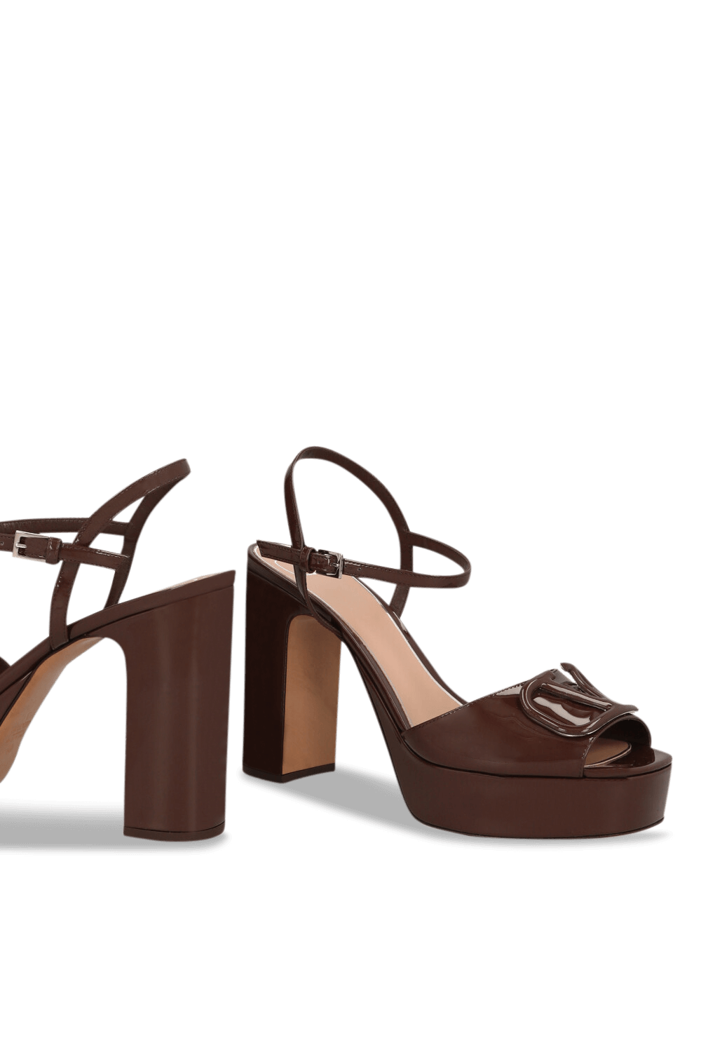 תמונת תקריב של סנדלי פלטפורמה