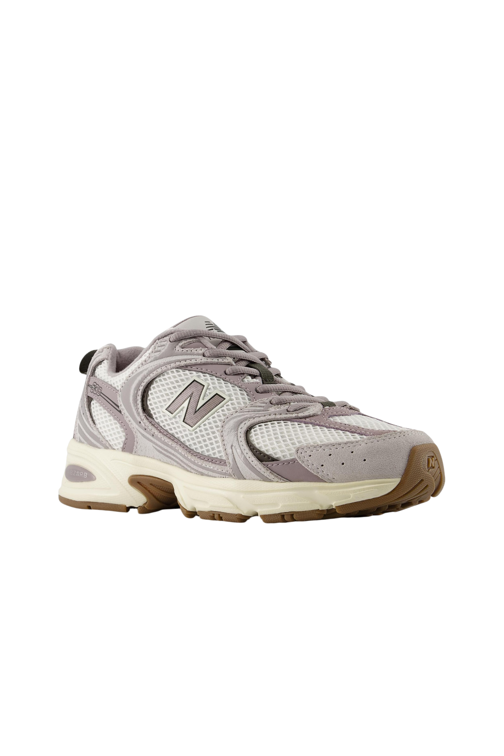 תמונת תקריב של נעלי סניקרס 530