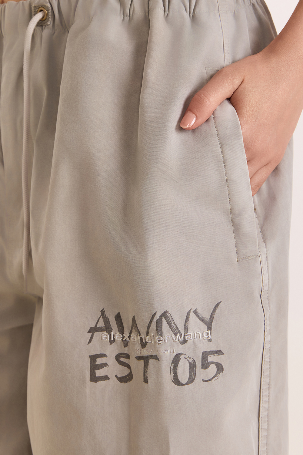 תמונת תקריב דוגמן של מכנסי ג'וג