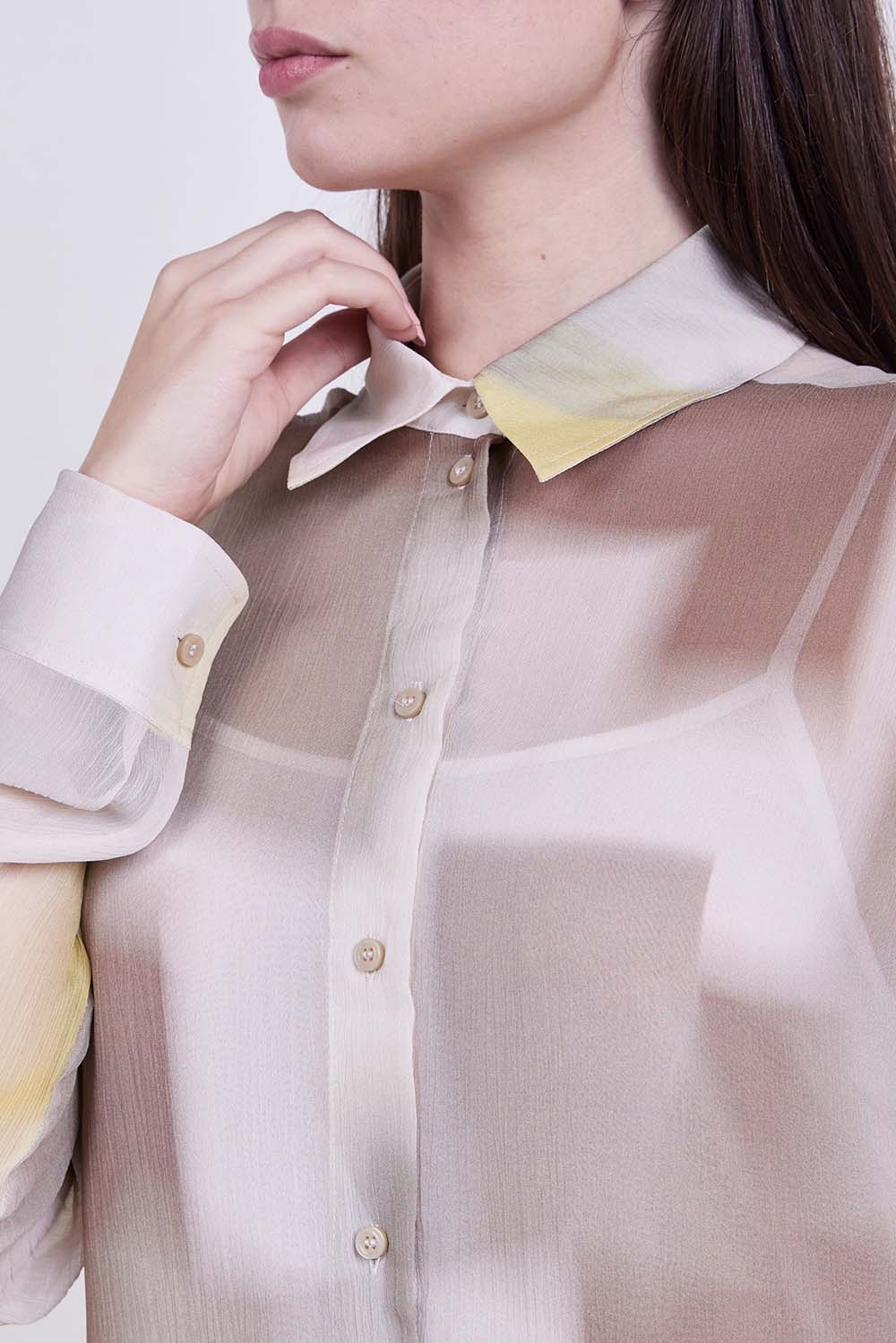 תמונת תקריב דוגמן של חולצה מכופתרת