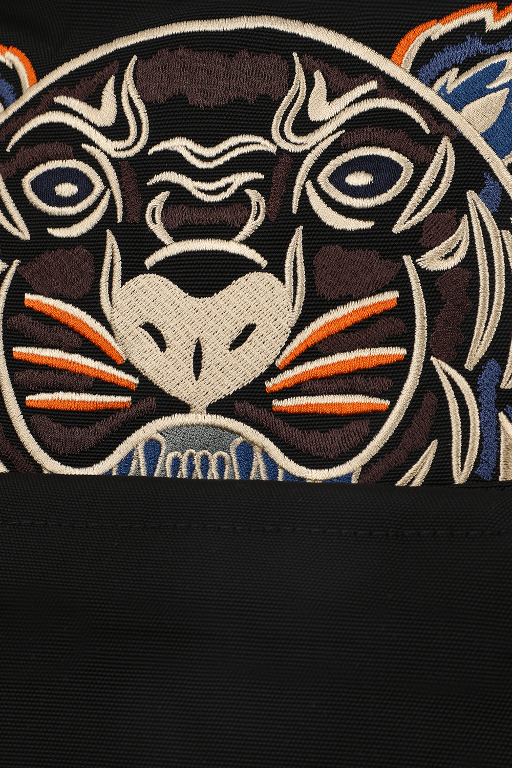 תמונת תקריב של תיק גב עם רקמת נמר