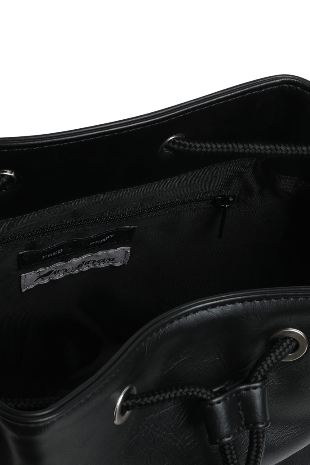 תמונת פנים של תיק באקט עם לבבות רקומים בגוון שחור