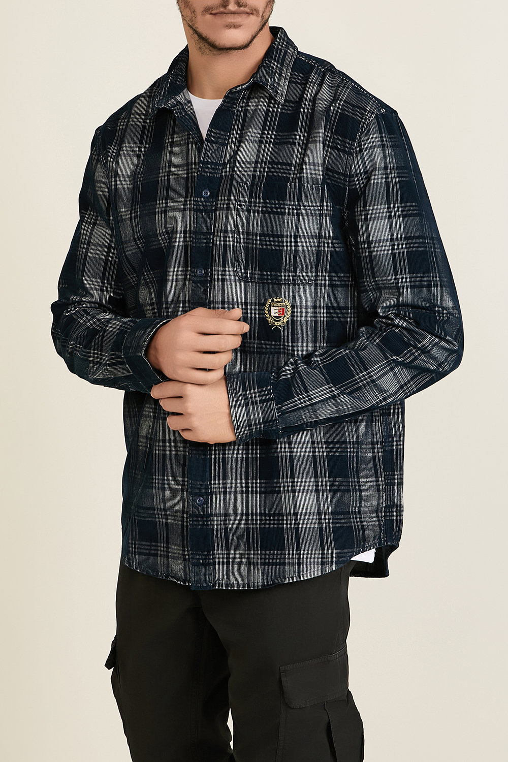 תמונת דוגמן קידמית של חולצת כפתורים קורדרוי