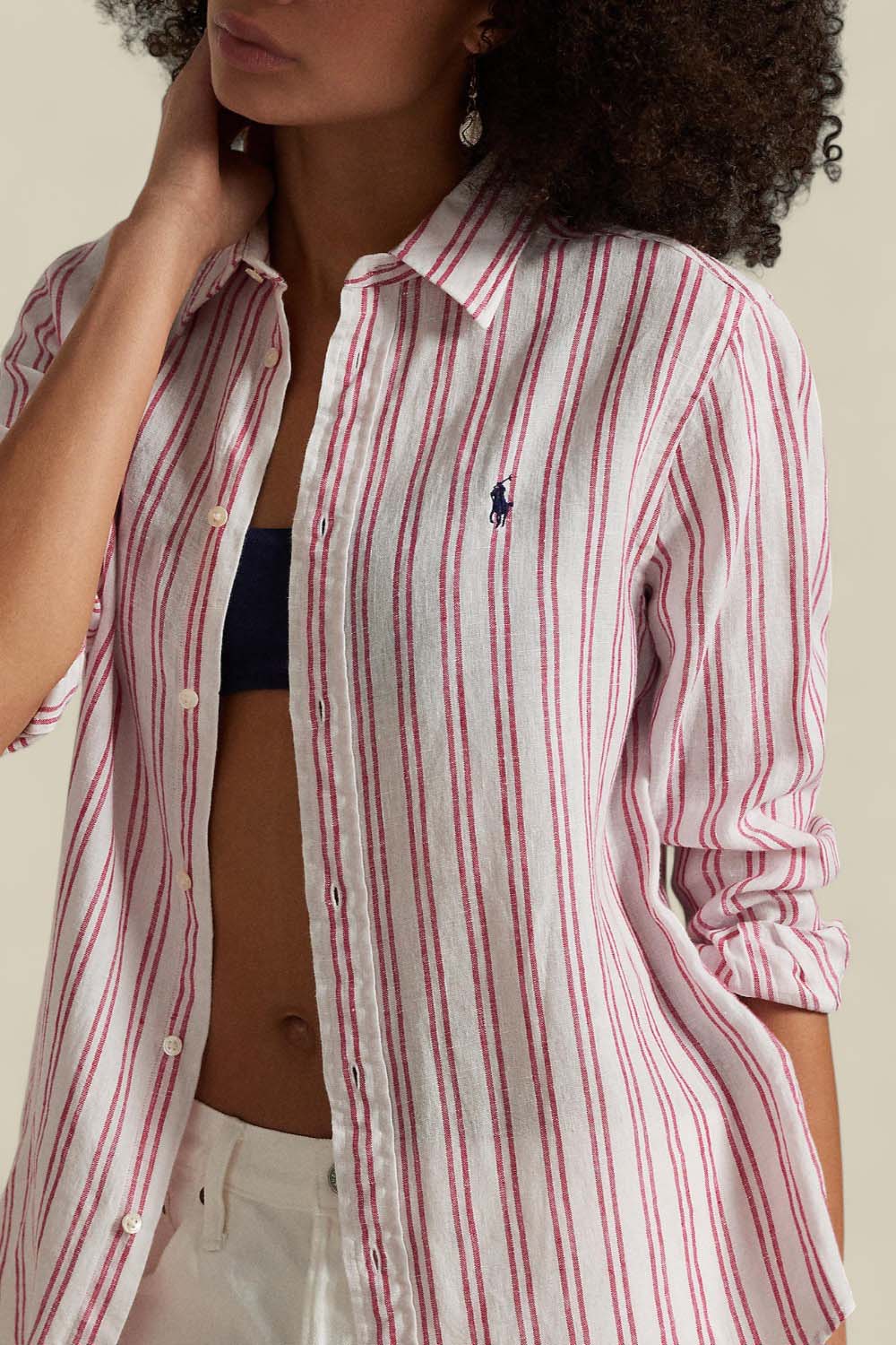 תמונת תקריב דוגמן של חולצה מכופתרת