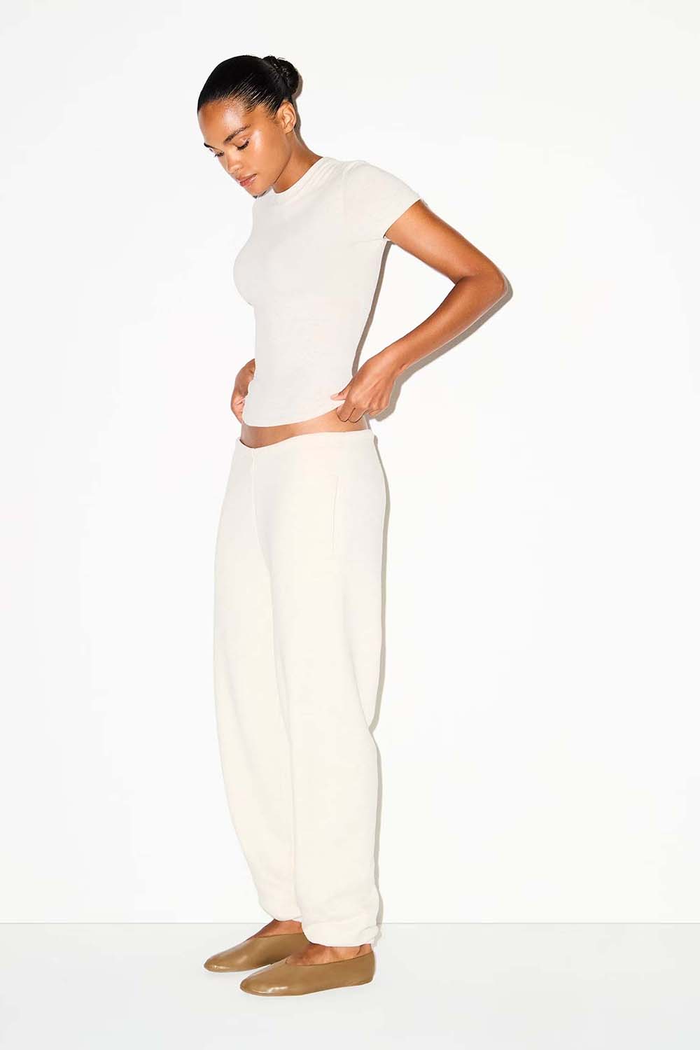 תמונת תקריב דוגמן של CLASSIC JOGGER