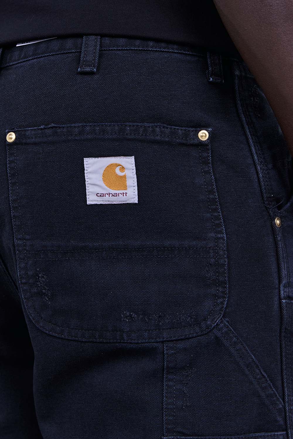 תמונת תקריב דוגמן של מכנסי ג'ינס דאבל ניי