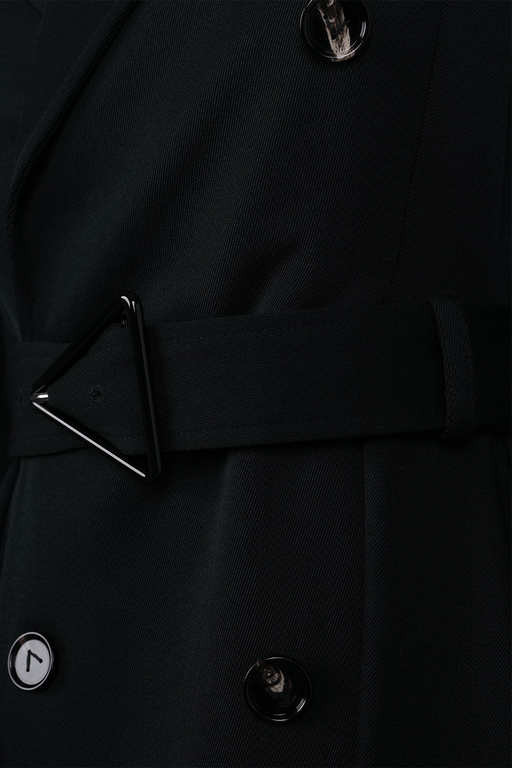 תמונת תקריב של מעיל טרנץ' מצמר