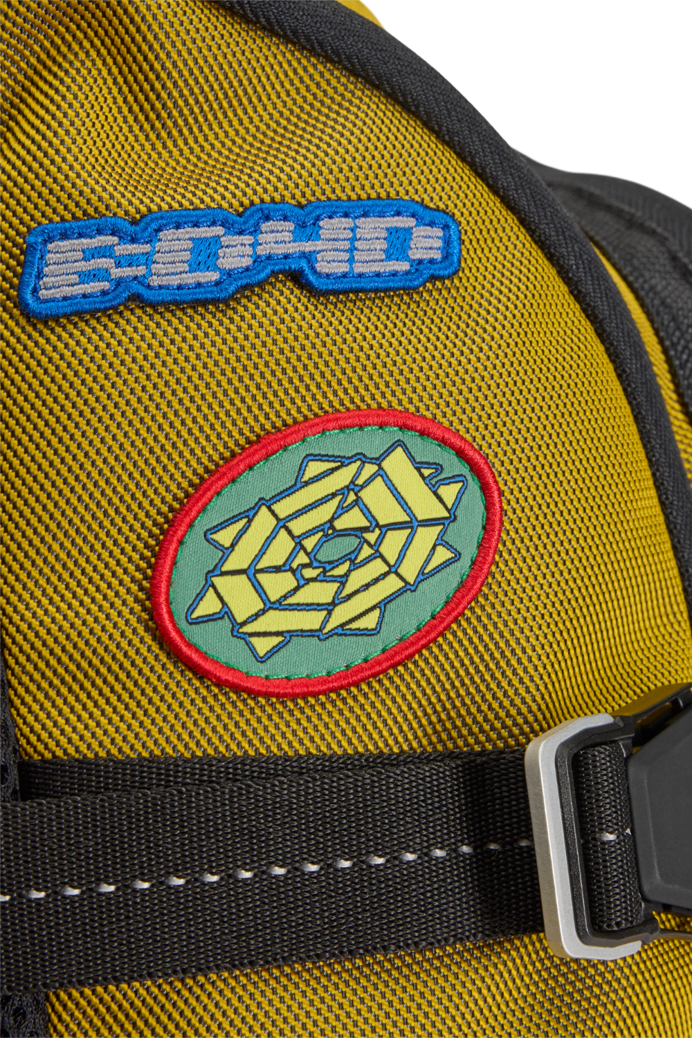 תמונת תקריב של אדידס X בריין-דד תיק קרוסבודי סלים