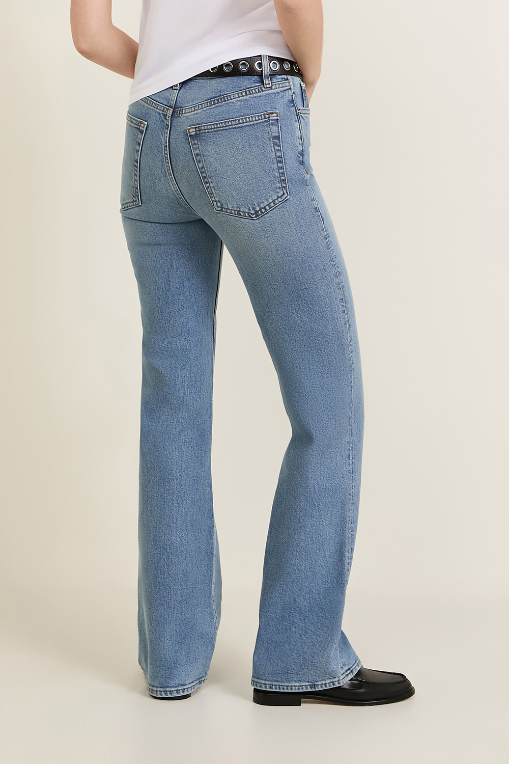 תמונת דוגמן אחורית של מכנסי ג'ינס בגזרה מתרחבת