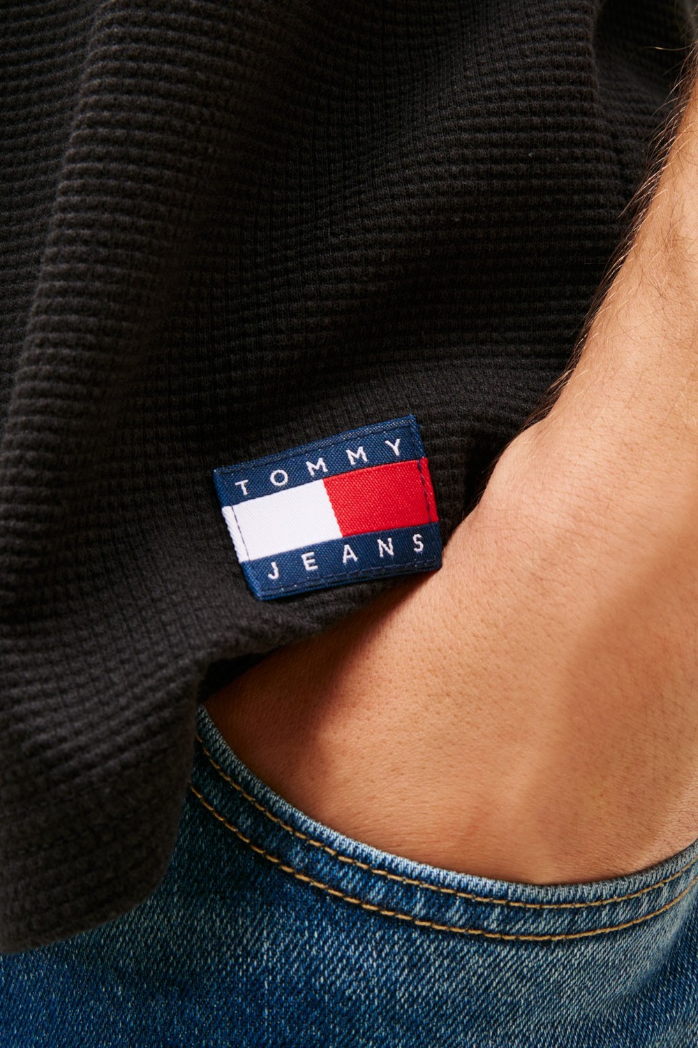 תמונת תקריב דוגמן של חולצת טי בגזרת סלים