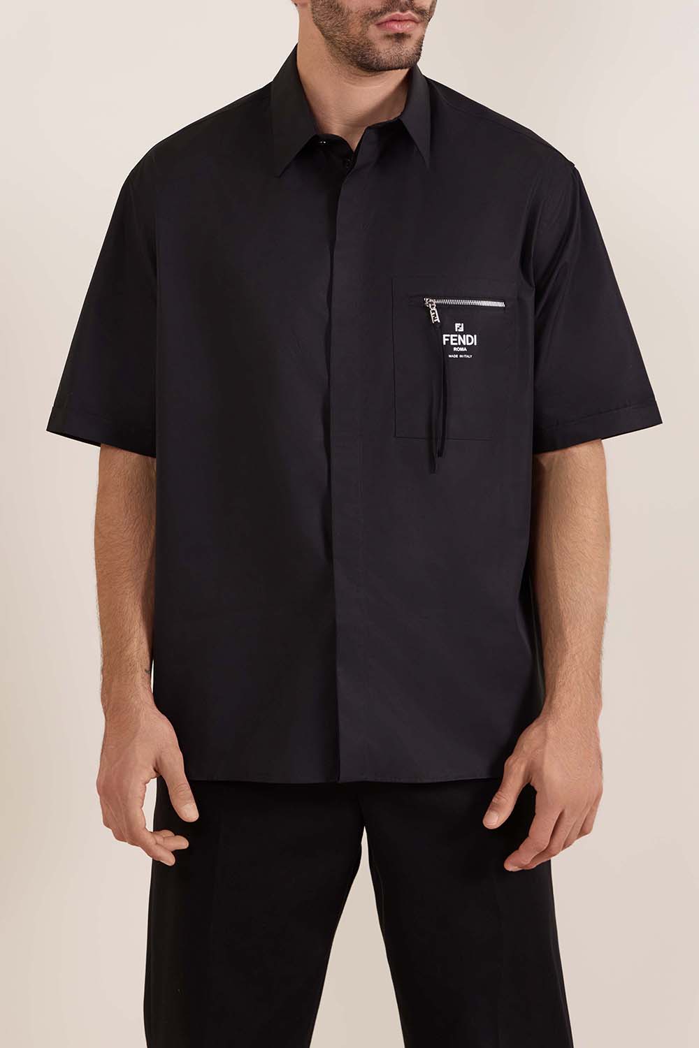 תמונת דוגמן קידמית של חולצת כפתורים שרוול קצר