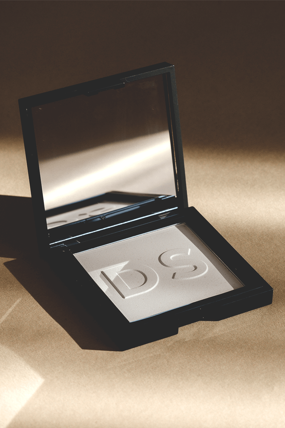 תמונת תקריב של Invisible Veil Blotting Powder-Translucent