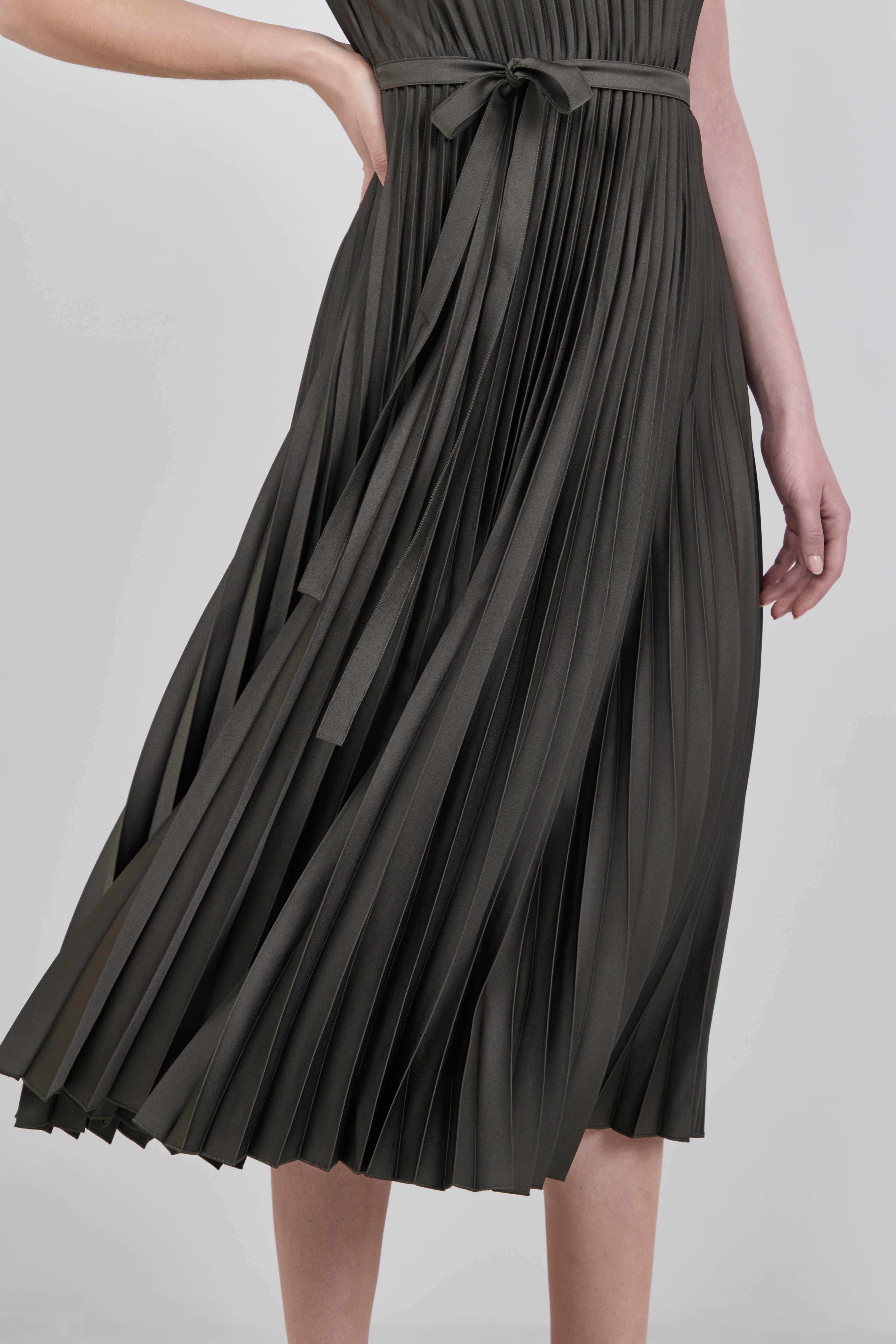 תמונת תקריב דוגמן של שמלת מידי פליסה