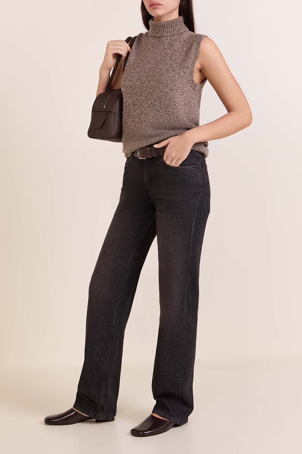 תמונת דוגמן קידמית של חגורת עור