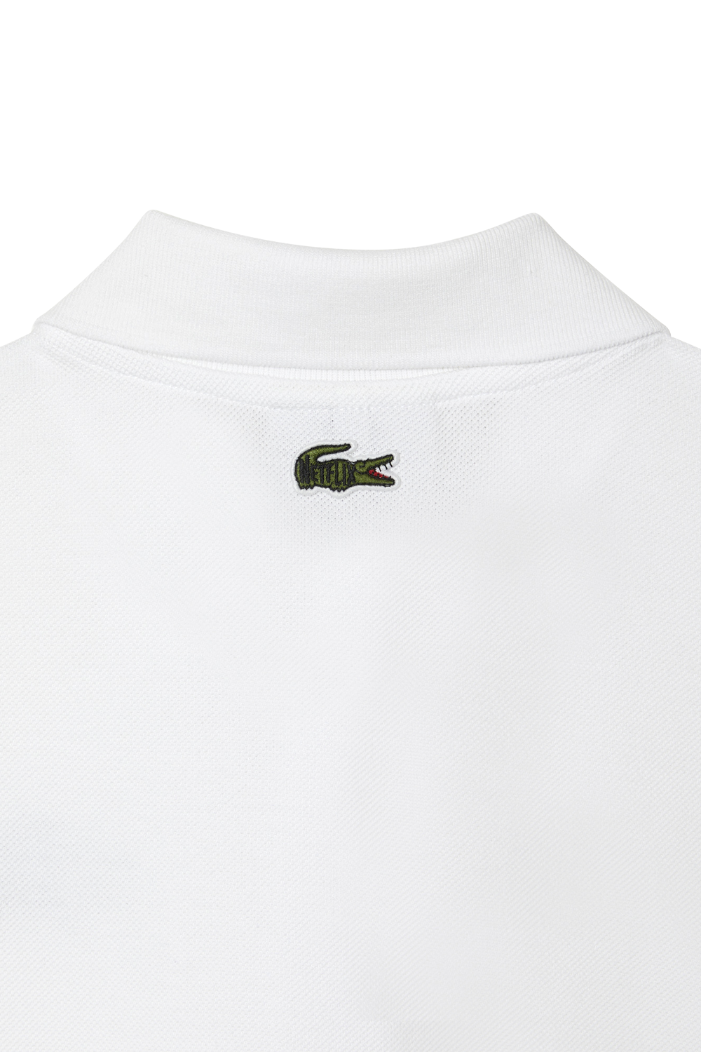 תמונה אחורית של לקוסט X נטפליקס חולצת פולו עם רקמה של קרוקודיל