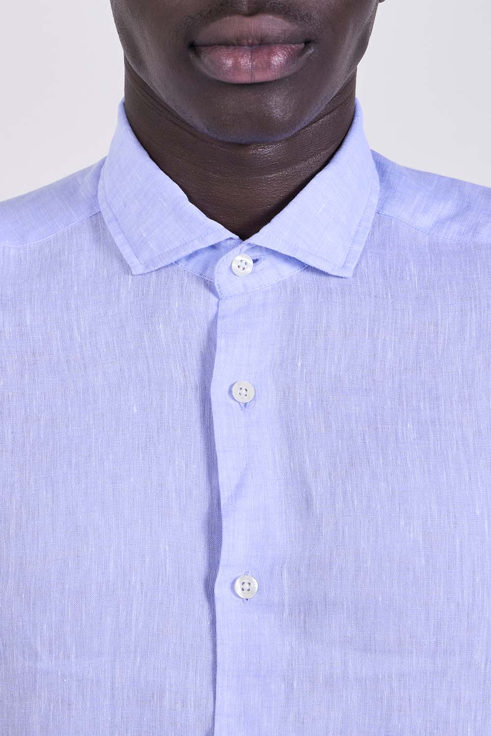 תמונת תקריב דוגמן של חולצה מכופתרת בגזרה משוחררת