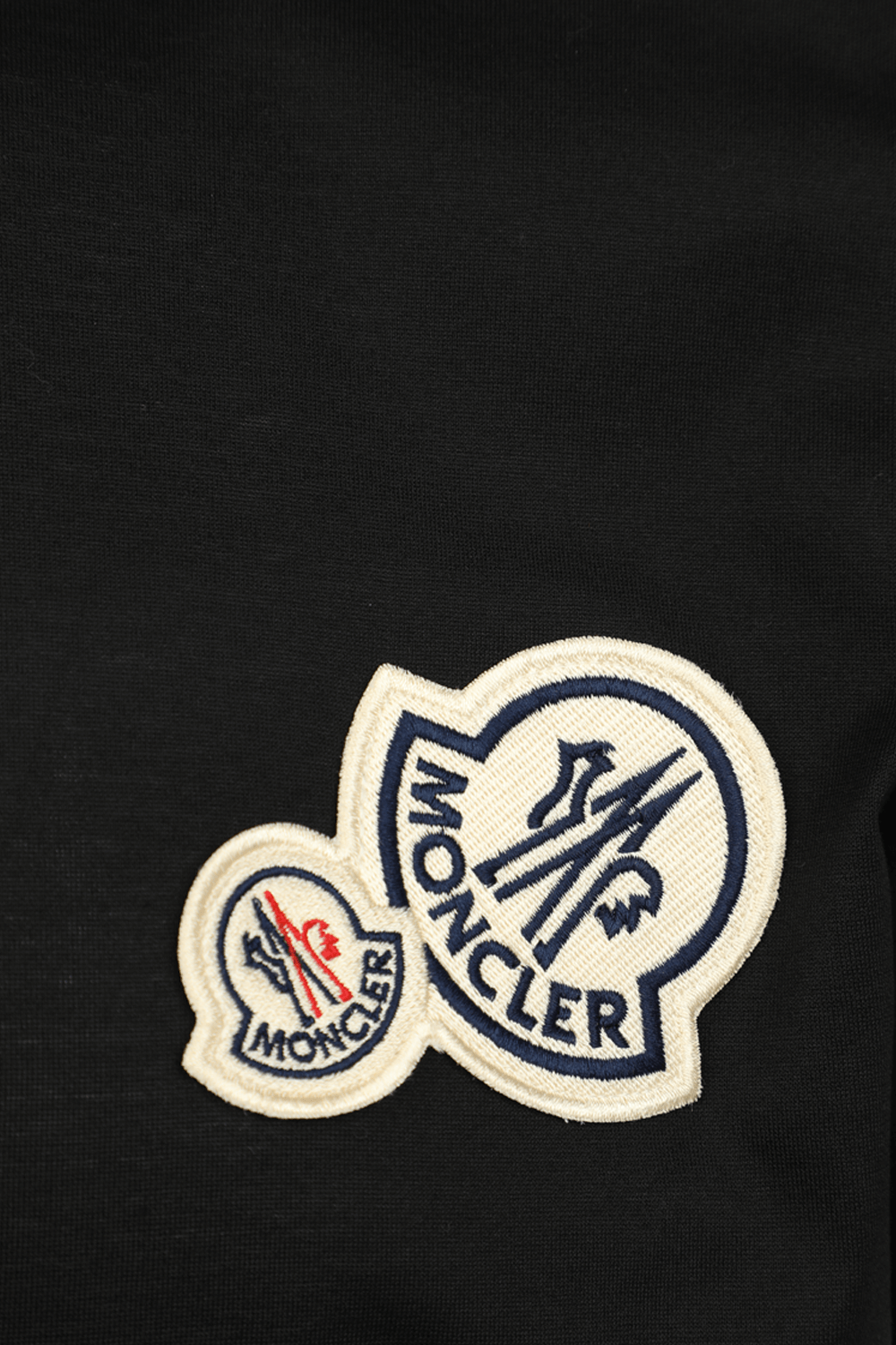 תמונה אחורית של חולצת טי עם לוגו רקום בצבע שחור