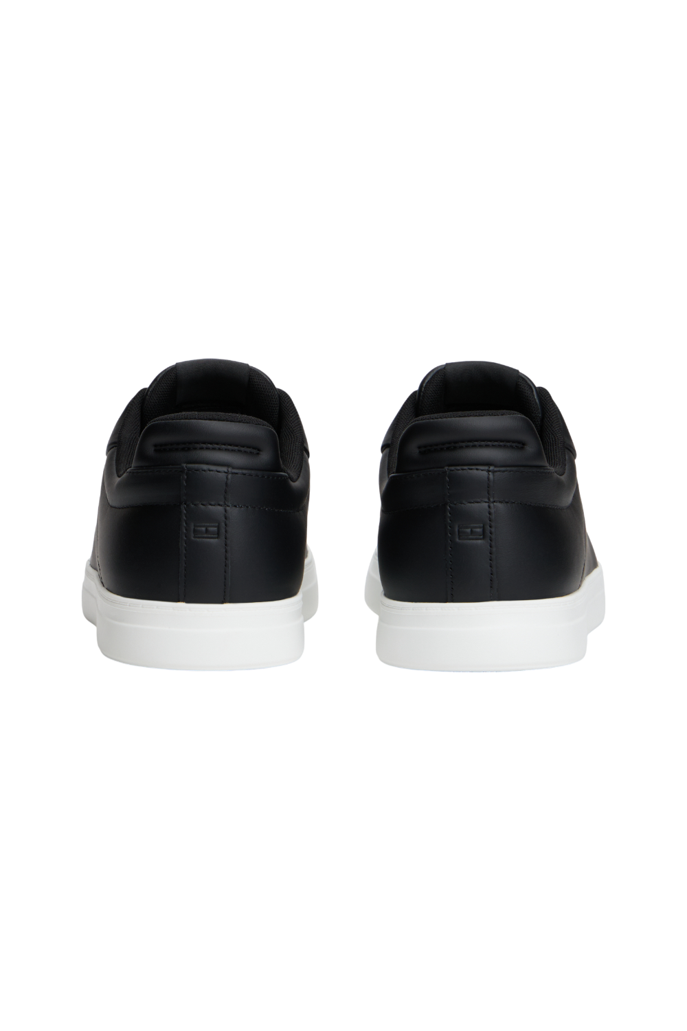 תמונת תקריב של נעלי סניקרס קורט