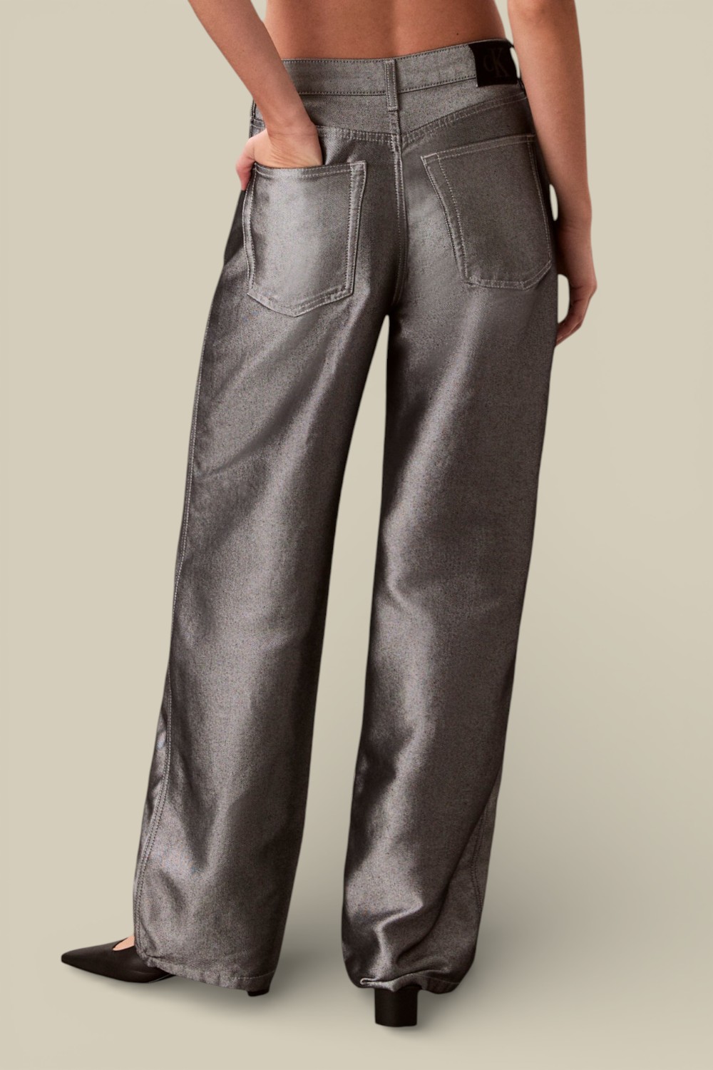 תמונת דוגמן אחורית של מכנסי ג'ינס בגזרה ישרה