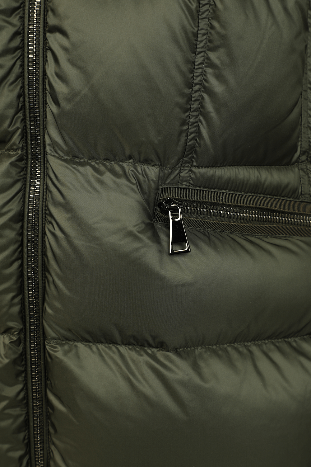 תמונה אחורית של מעיל פאפר ארוך עם קפוצ'ון פרוותי בגוון ירוק