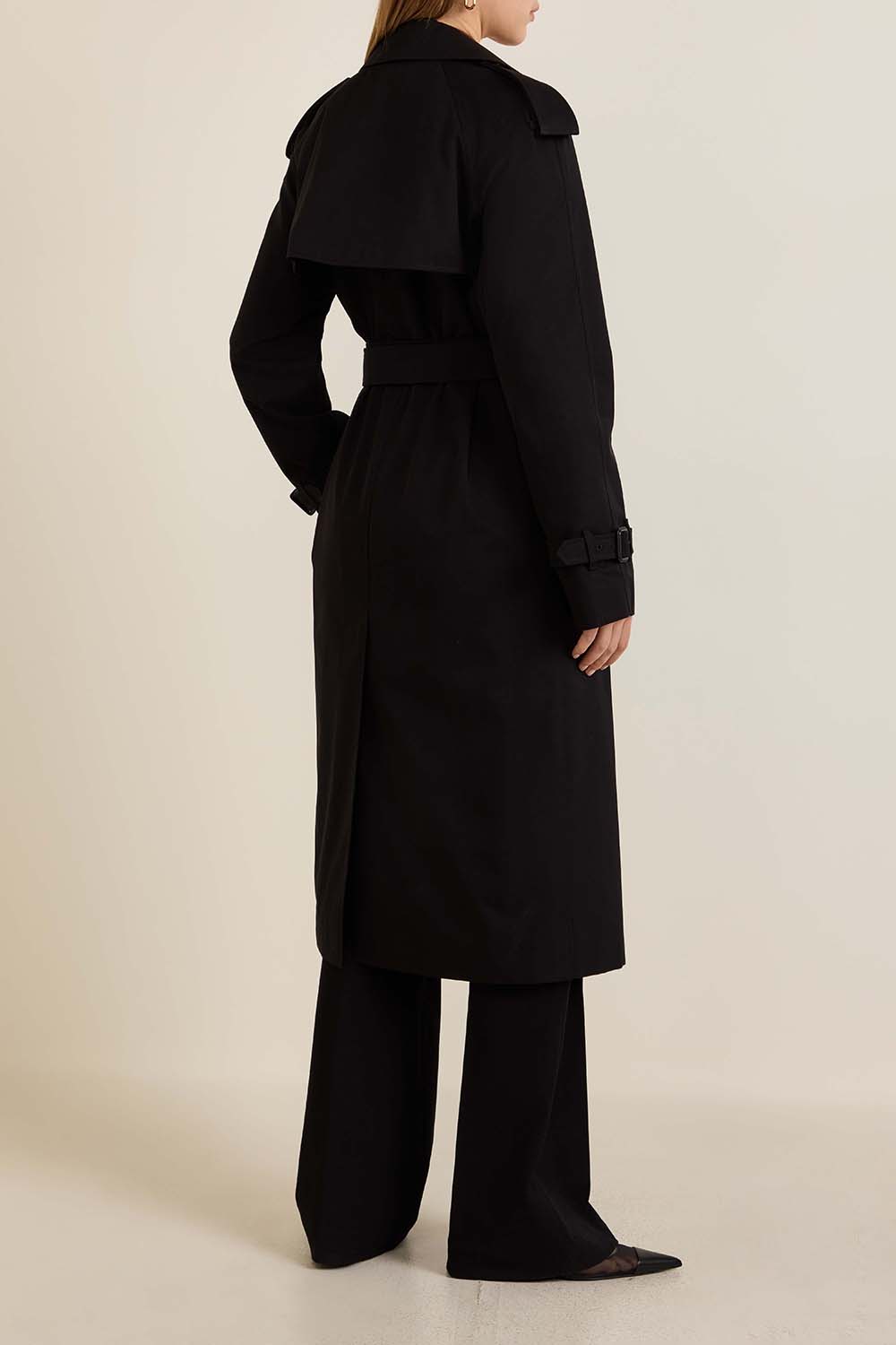 תמונת דוגמן אחורית של מעיל טרנץ'