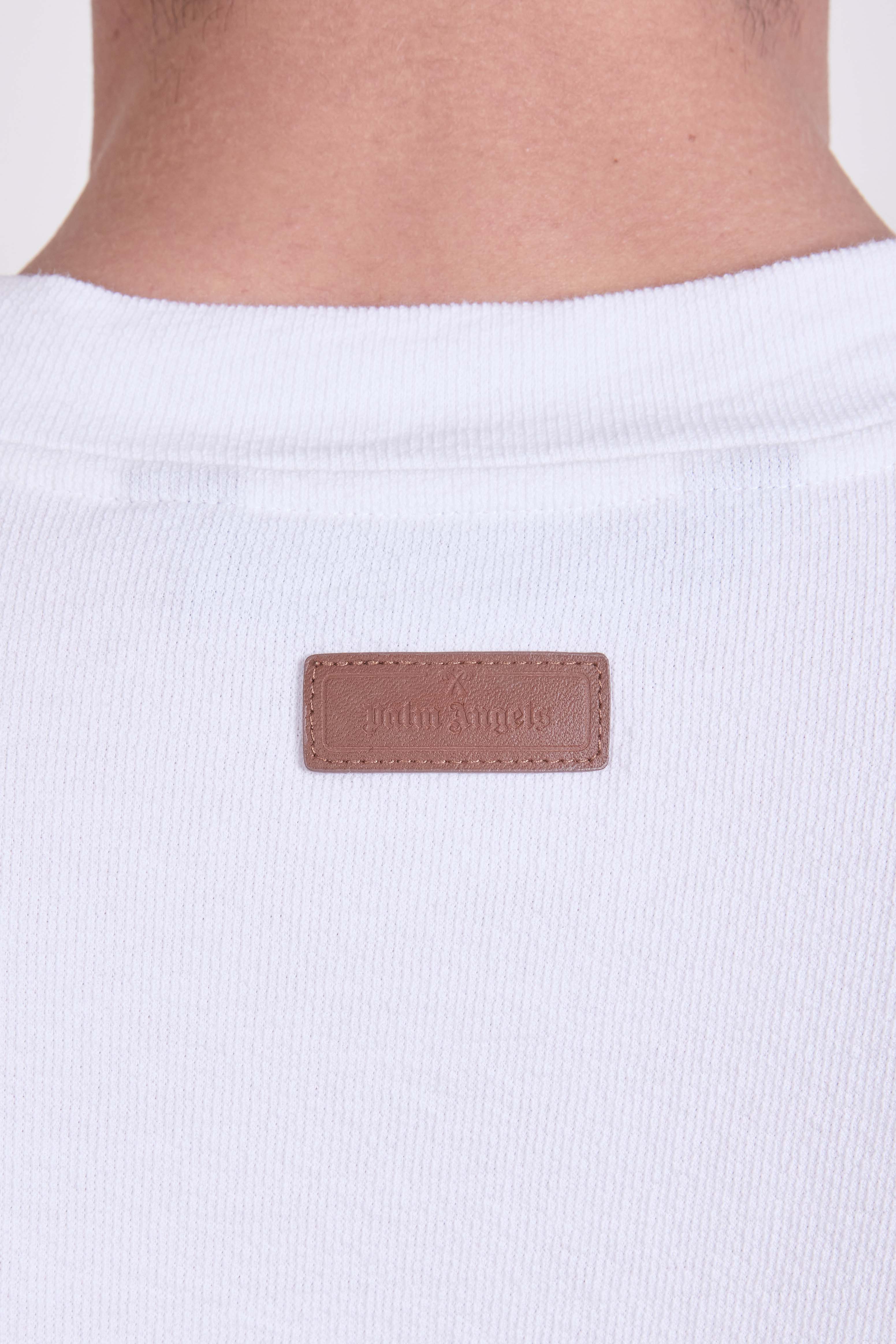 תמונת תקריב דוגמן של חולצת טי אוברסייז