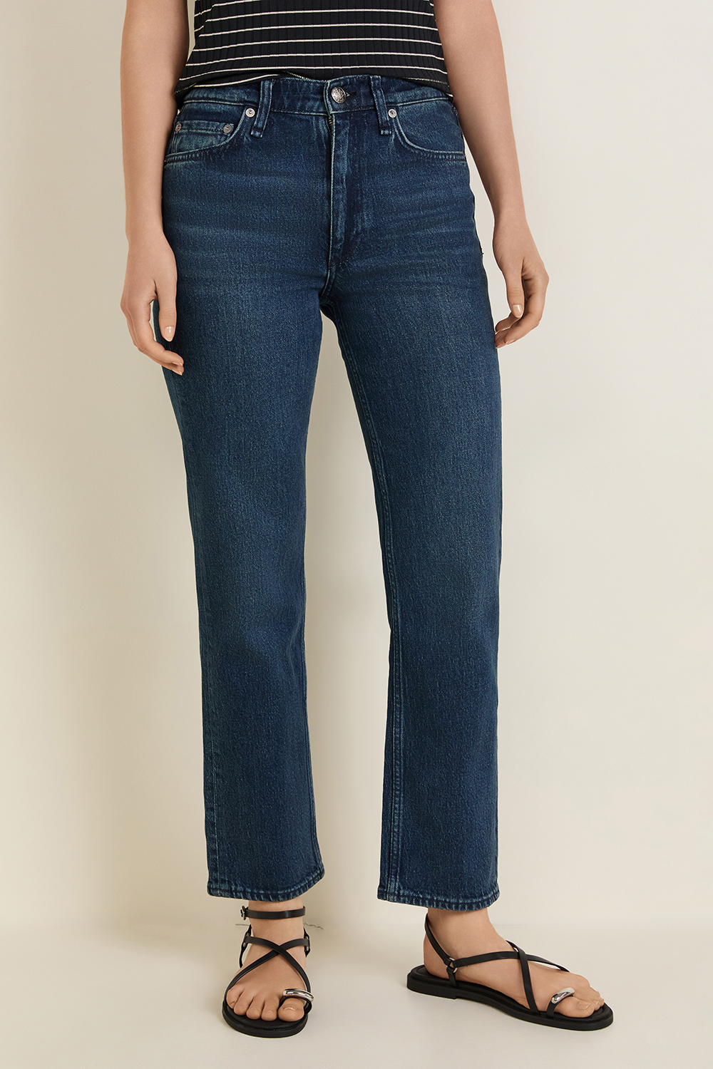 תמונת דוגמן קידמית של מכנסי ג'ינס בגזרה ישרה