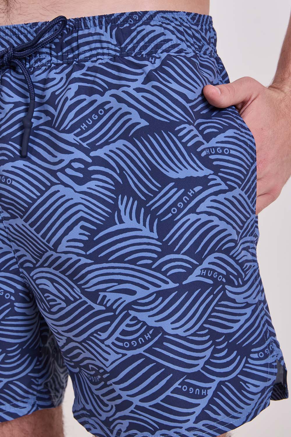 תמונת תקריב דוגמן של מכנסי בגד ים